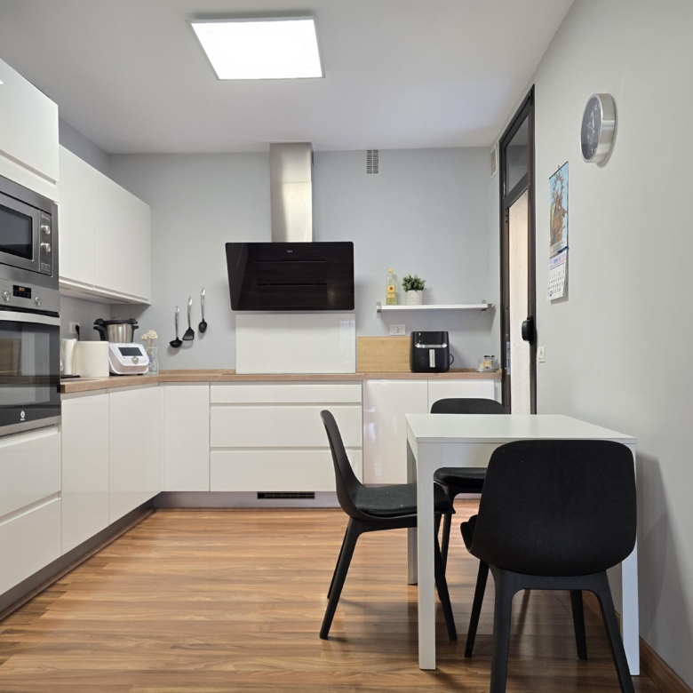 AMPLIA VIVIENDA FAMILIAR EN LA CUESTA