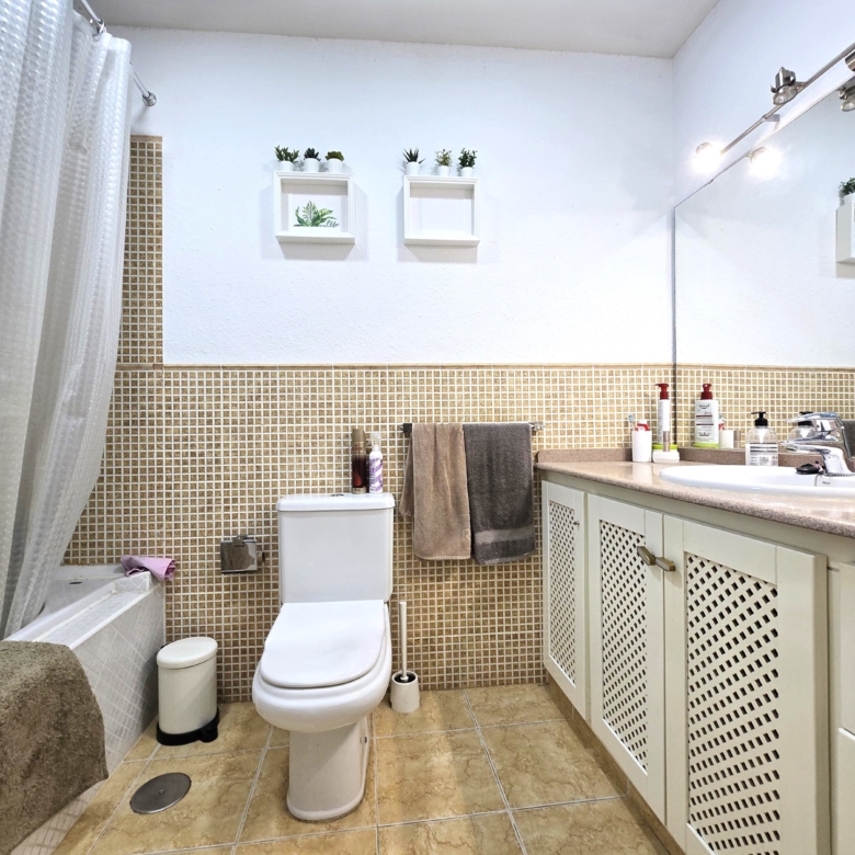 AMPLIA VIVIENDA FAMILIAR EN LA CUESTA