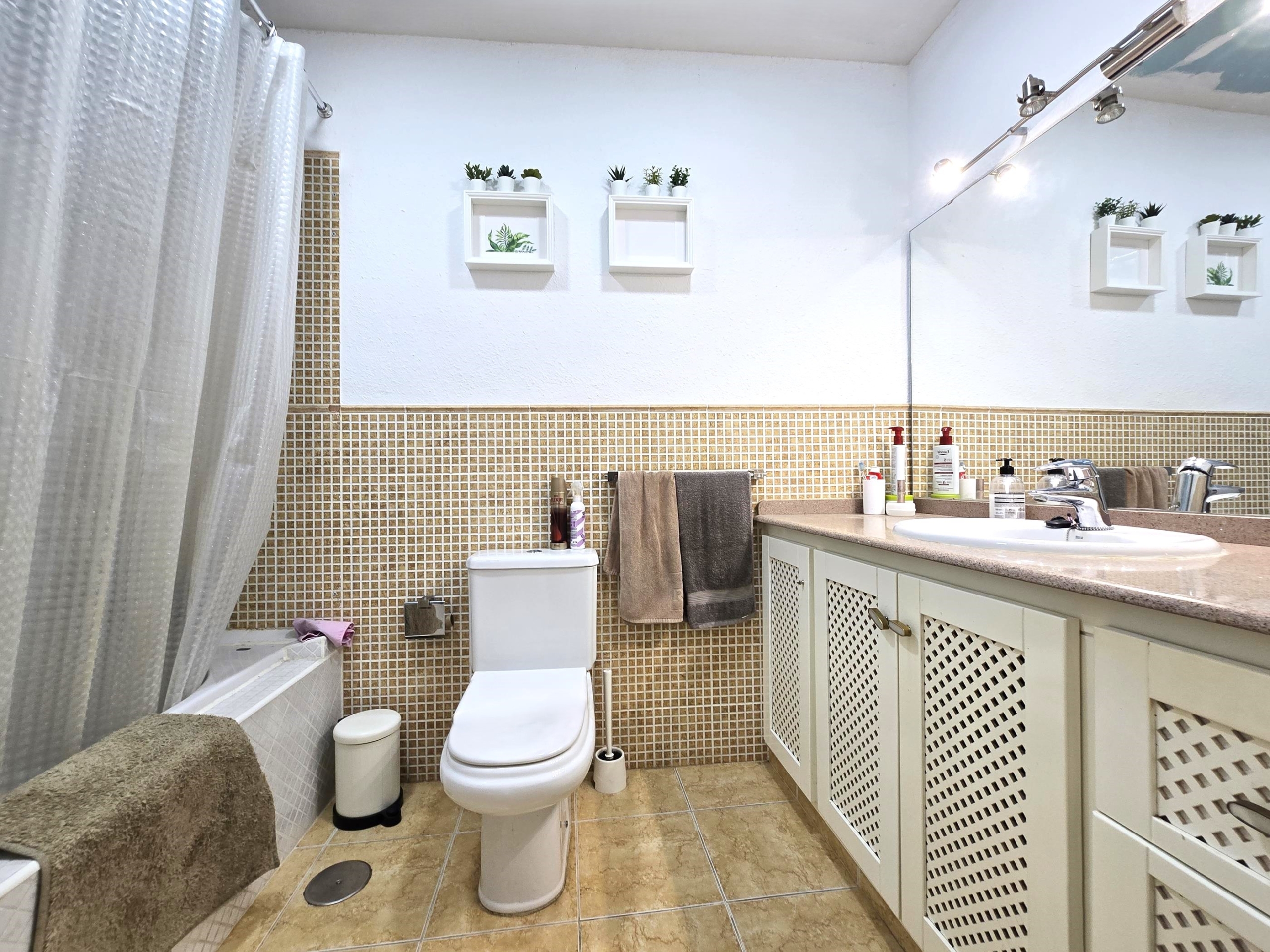 AMPLIA VIVIENDA FAMILIAR EN LA CUESTA